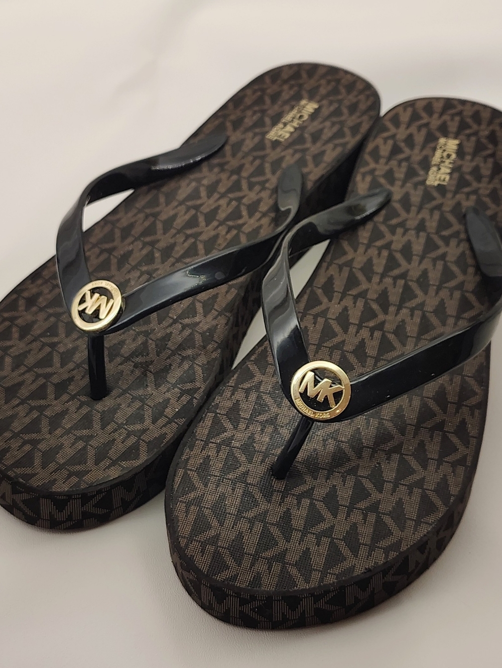 Michael Kors Logo Platform Thong Sandals with Gold MK Medallion Sz 10